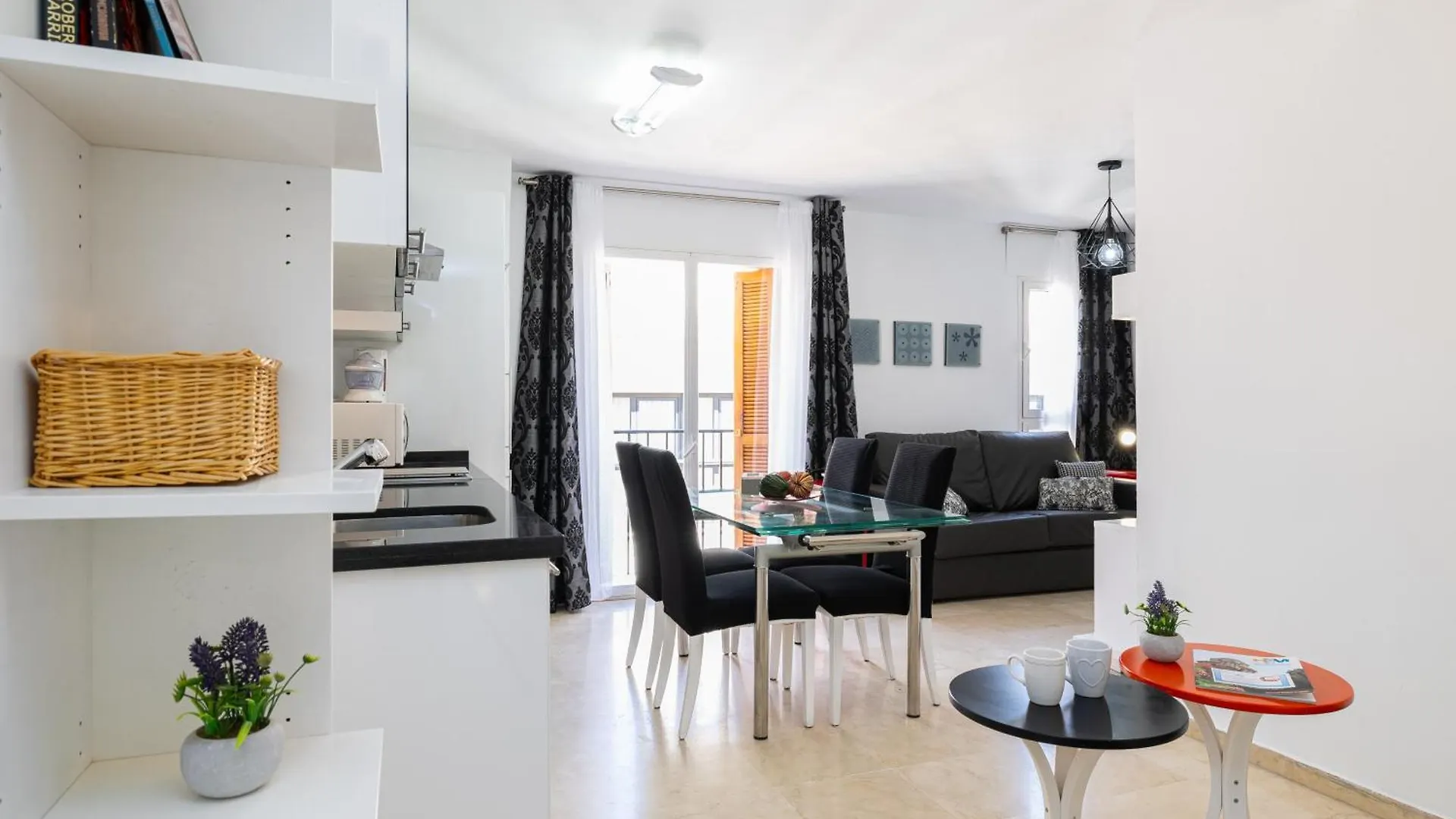 Holidays2Malaga Train Station Area Apartment