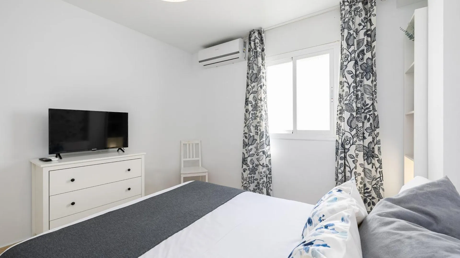 Holidays2Malaga Train Station Area Apartment